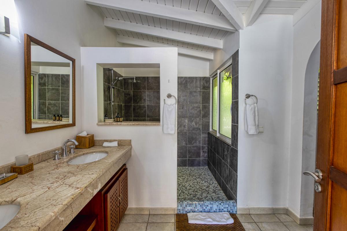 30- Location villa piscine Sea Vous Play Terres Basses Saint Martin_sdb 2
